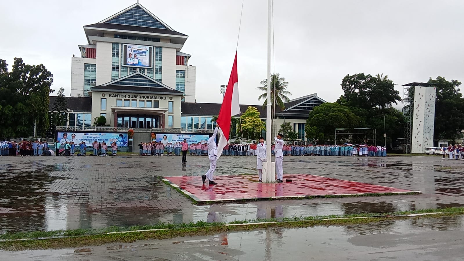 Upacara Peringatan Hari Pendidikan Nasional Provinsi Maluku di Lapangan Merdeka Ambon